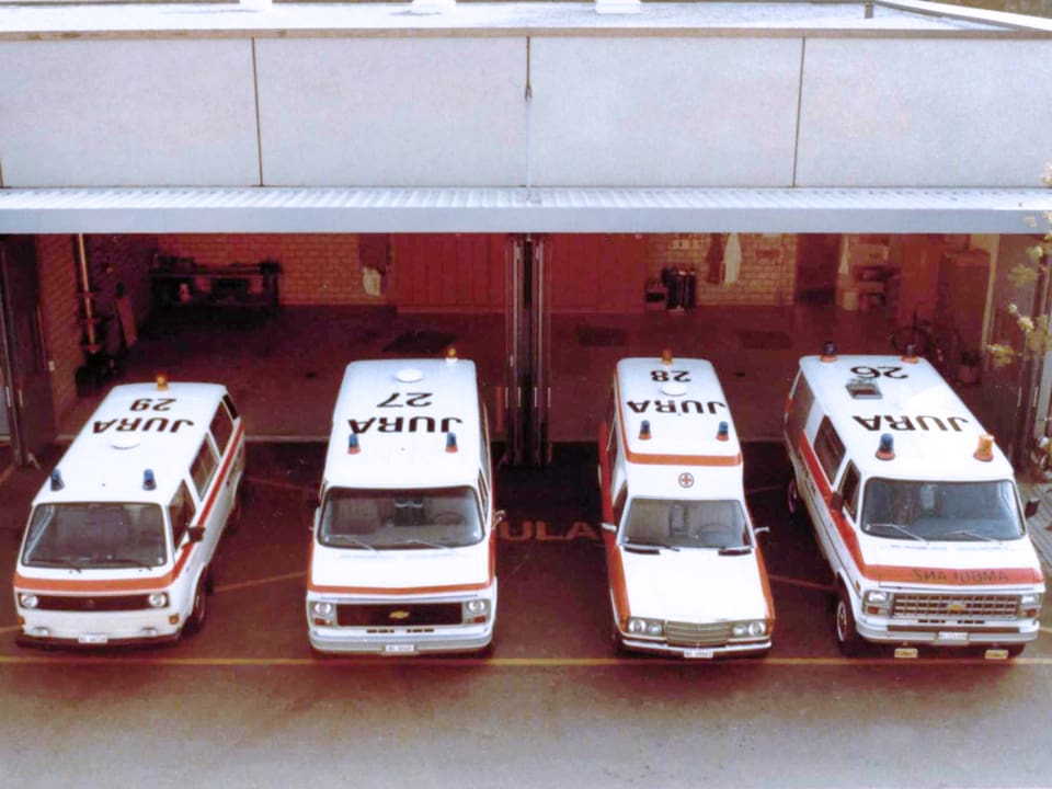Vier Krankenwagen aus den 80er Jahren