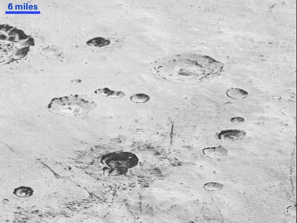 Die eisigen Ebenen Plutos sind mit Kratern übersät.