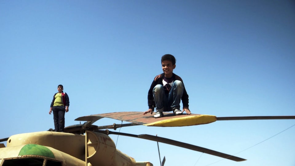 Kinder spielen mit dem amerikanischen Hubschrauber, der bei der gescheiterten Geiselbefreiungsaktion der USA im Iran zurückblieb.