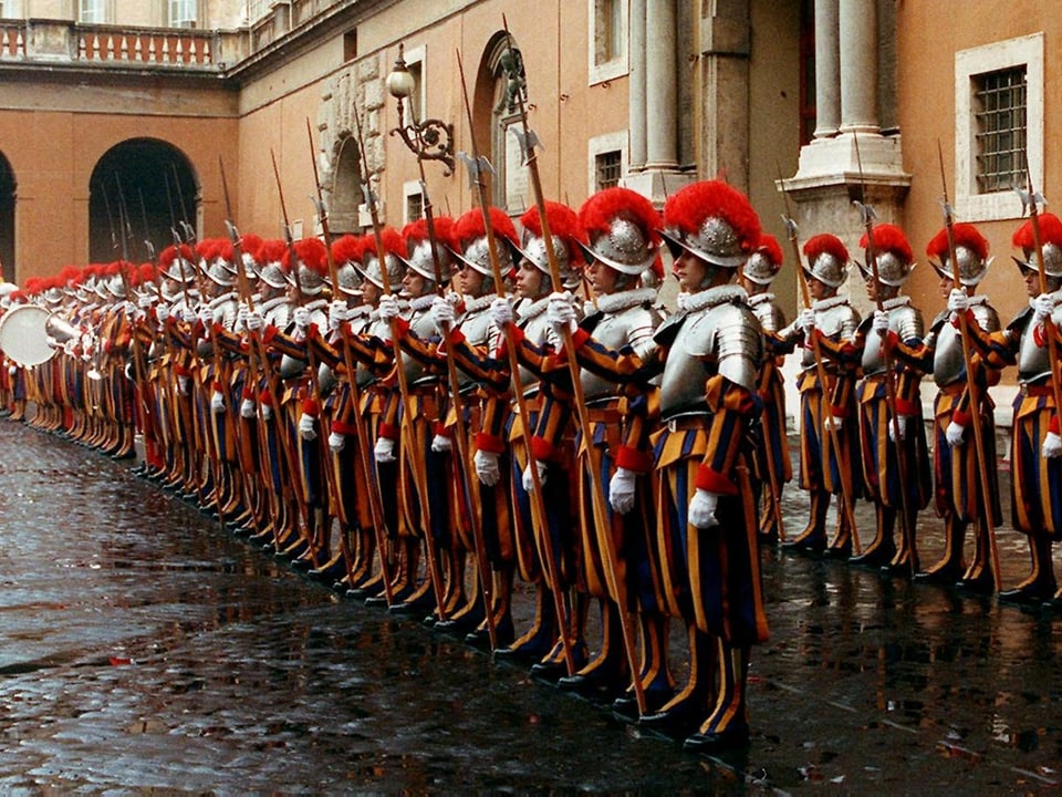 Die Hellebarden-Träger der Schweizergarde im Vatikan bei der traditionellen Vereidigungs-Zeremonie.