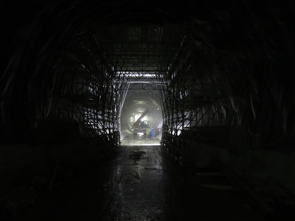 Ein Fahrzeug montiert etwas im Ceneri-Basistunnel.