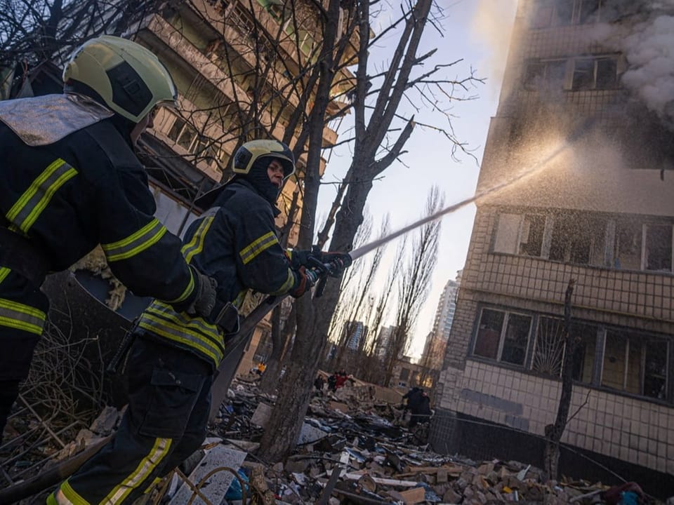 Ein weiteres Wohngebäude in Kiew ist unter Beschuss geraten.