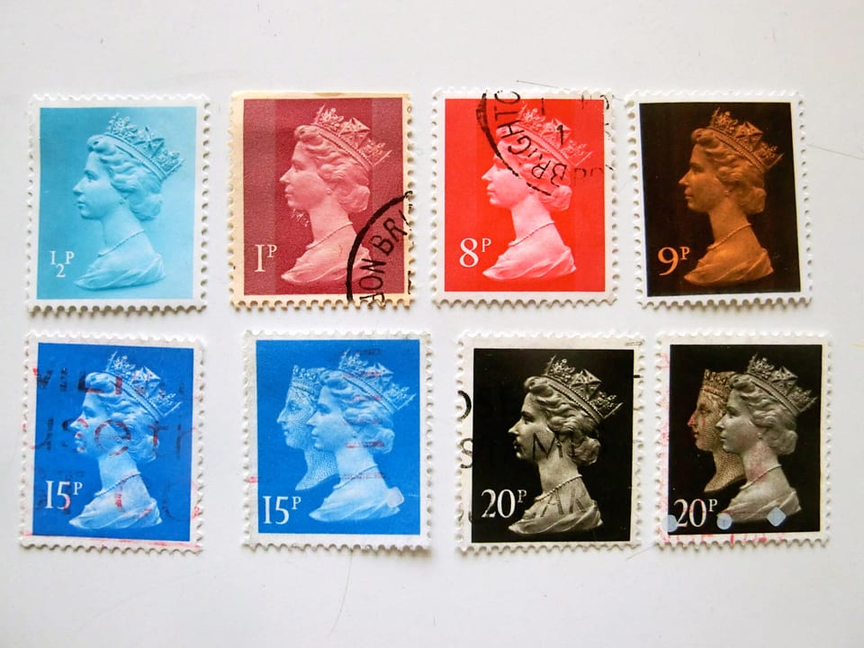 Acht Briefmarken mit dem Kopf der Queen in unterschiedlichen Varianten.