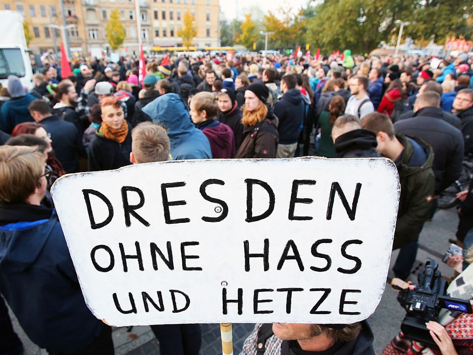 Gegendemonstranten in Dresden mit einem Plakat «Dresden ohne Hass und Hetze»