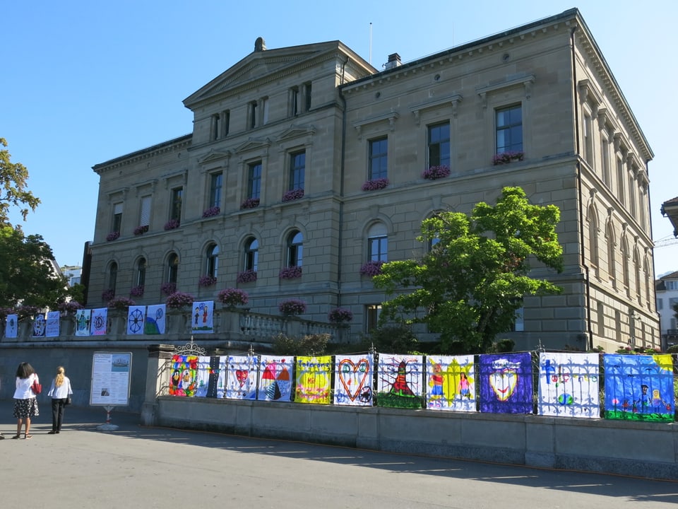 Das Zuger Regierungsgebäude, dekoriert mit bunten Fahnen.