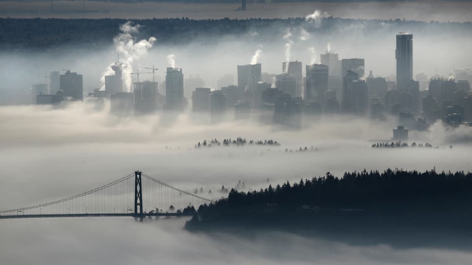 Blick auf Vancouver mit Nebelschwaden.
