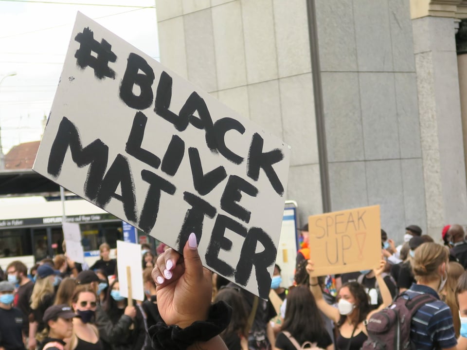 Plakat mit der Aufschrift: Black lives matter