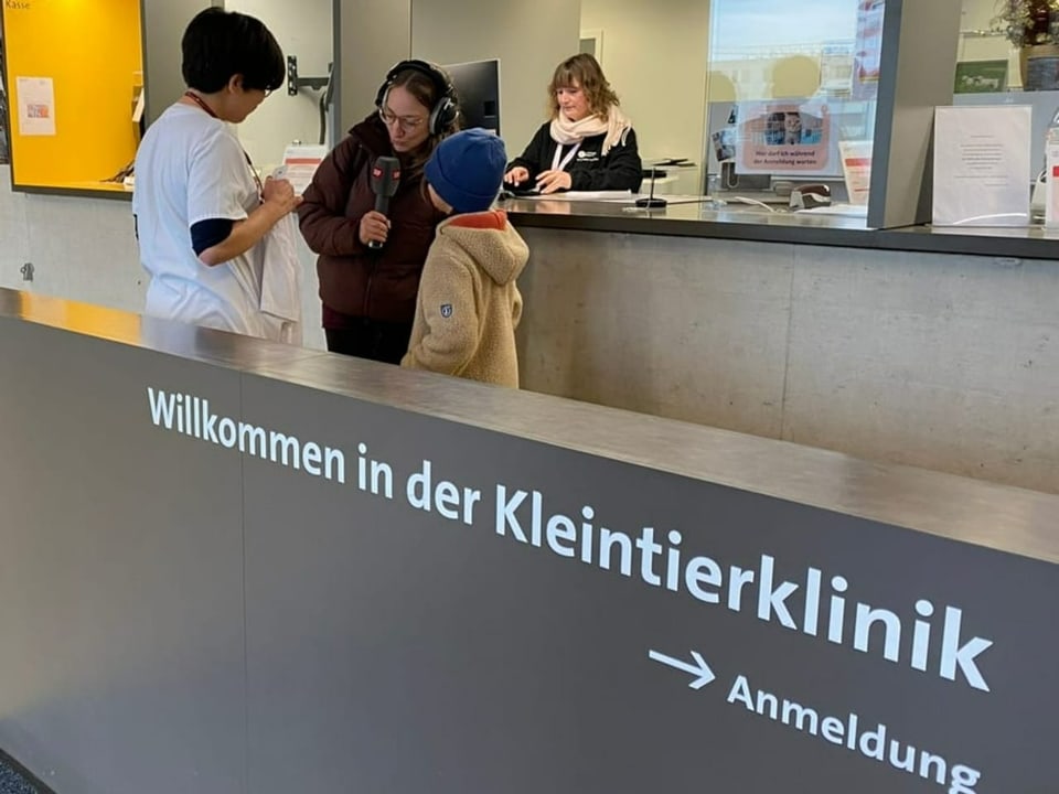 Fotografie vom Empfang des Tierspitals. SRF Kids Reporterinnen Anna und Nora werden von der Tierärztin begrüsst.