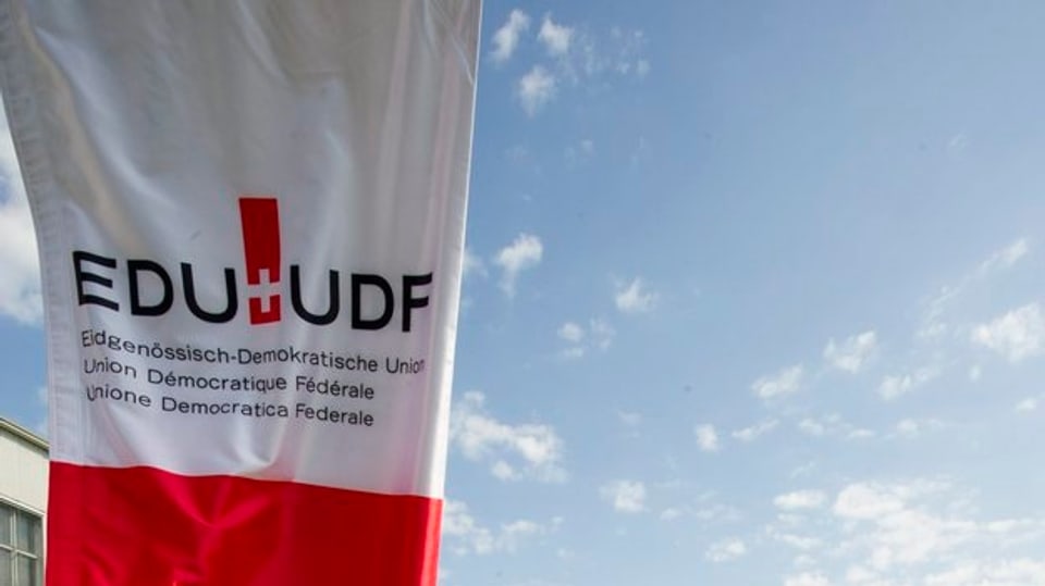 Rot-weisse Fahne mit Aufschrift EDU.