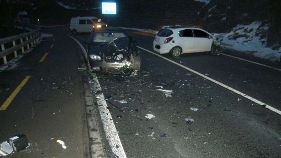 Unfallautos und Trümmer auf der Strasse.