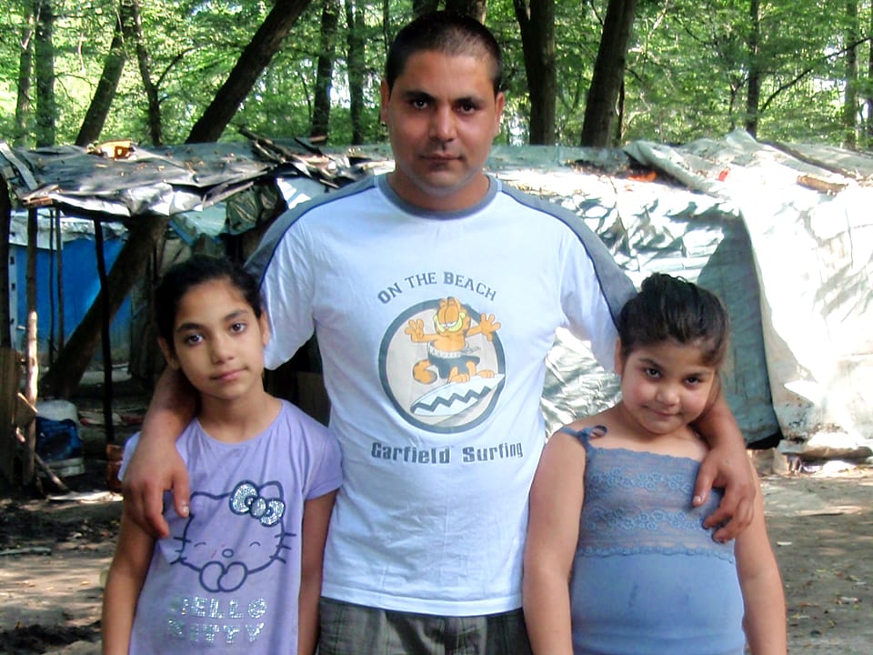 Mann mit seinen beiden Töchtern im Slum.