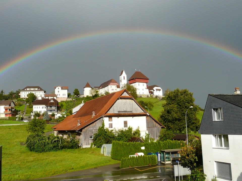 Über das Dorf Hohenrain spannt sich ein prächtiger Regenbogen.