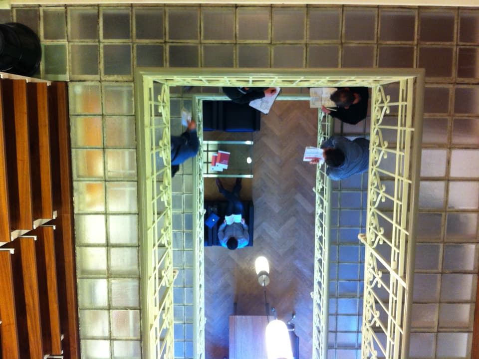 Blick von oben: Besprechung in der Parlamentsbibliothek. 