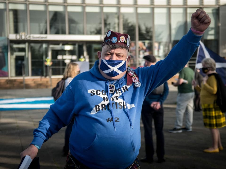 Schotte mit blau-weissem Pulli und entsprechendem Mundschutz.