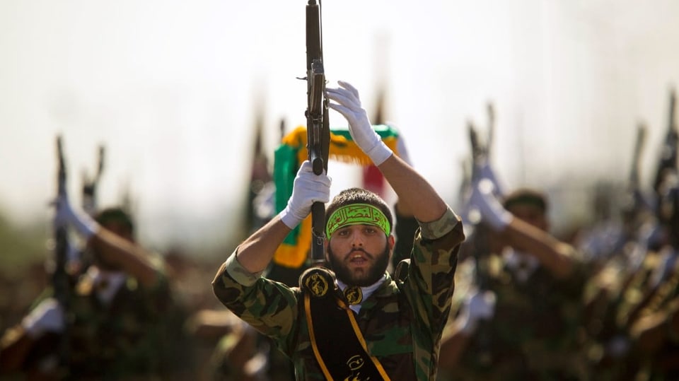 Die paramilitärische Einheit Basidsch-e Mostaz'afin: Parade zur Erinnerung des Iran-Irak-Kriegs.