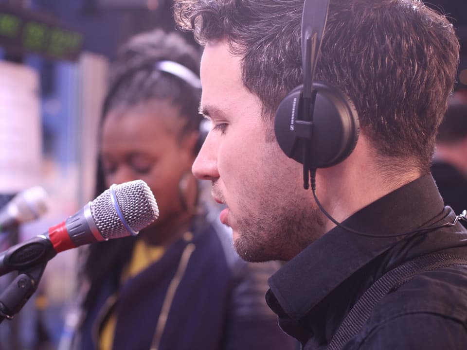 Der Musiker Levin am Mikrofon, im Hintergrund Alina Amuri.