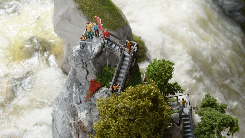 Der nachgebaute Rheinfall von oben fotografiert. Ein Fels mitten in Wasser. 