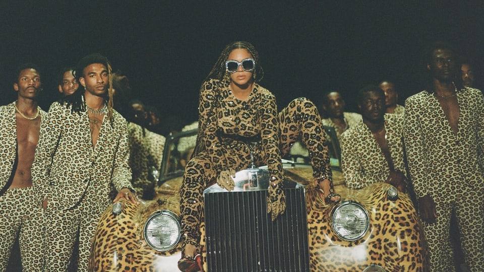 Popsängerin Beyoncé sitzt auf einem Oldtimer mit Leopardenmuster. Sie selbst und ihre Crew tragen auch Leo-Muster.