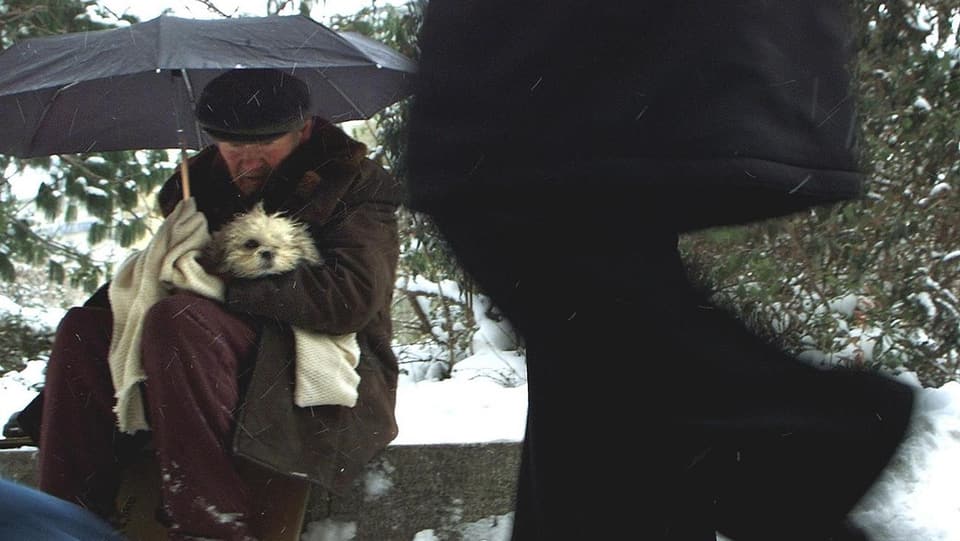 Obdachloser Ungare mit seinem Hund.