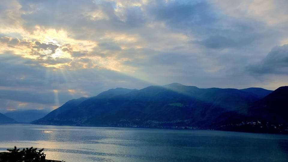 Blick über den wolkenverhangenen Lago Maggiore.