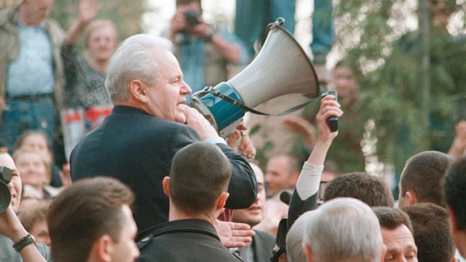 Milosevic mit Sprachrohr in Menschenmenge