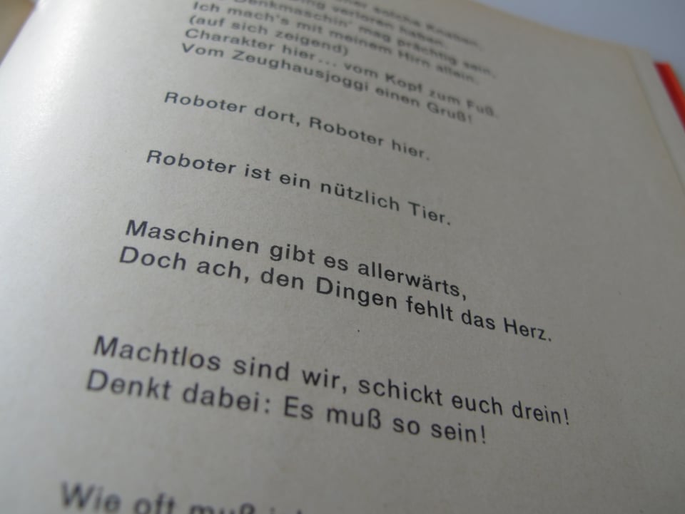 Textausschnitt aus dem Festspiel "Roboter hier und Roboter dort"...