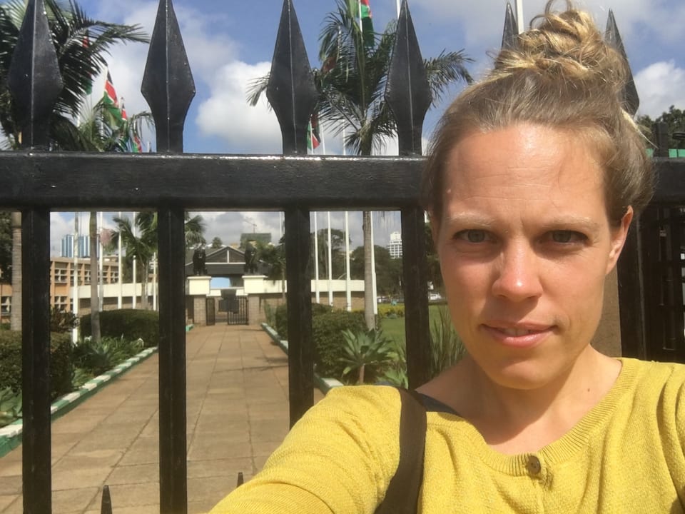Anna Lemmenmeier vor dem Jomo Kenyatta Mausoleum in Nairobi 