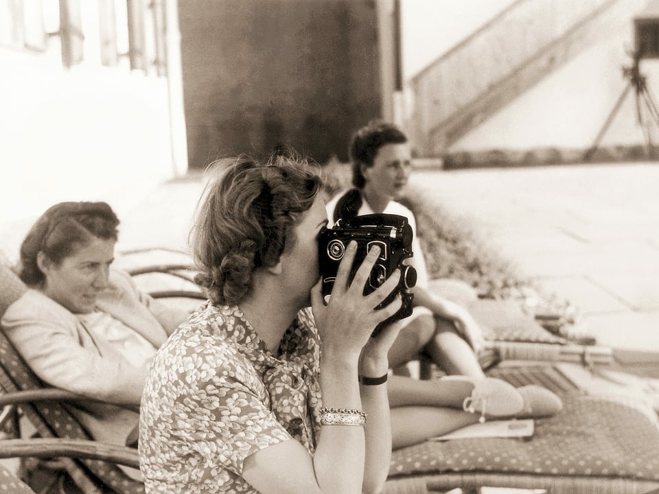 Junge Frau mit einer Kamera