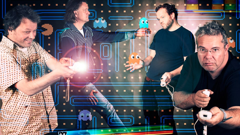 Vier Männer inszenieren sich mit Computerspielen. Sie halten Spielkonsolen in den Händen.