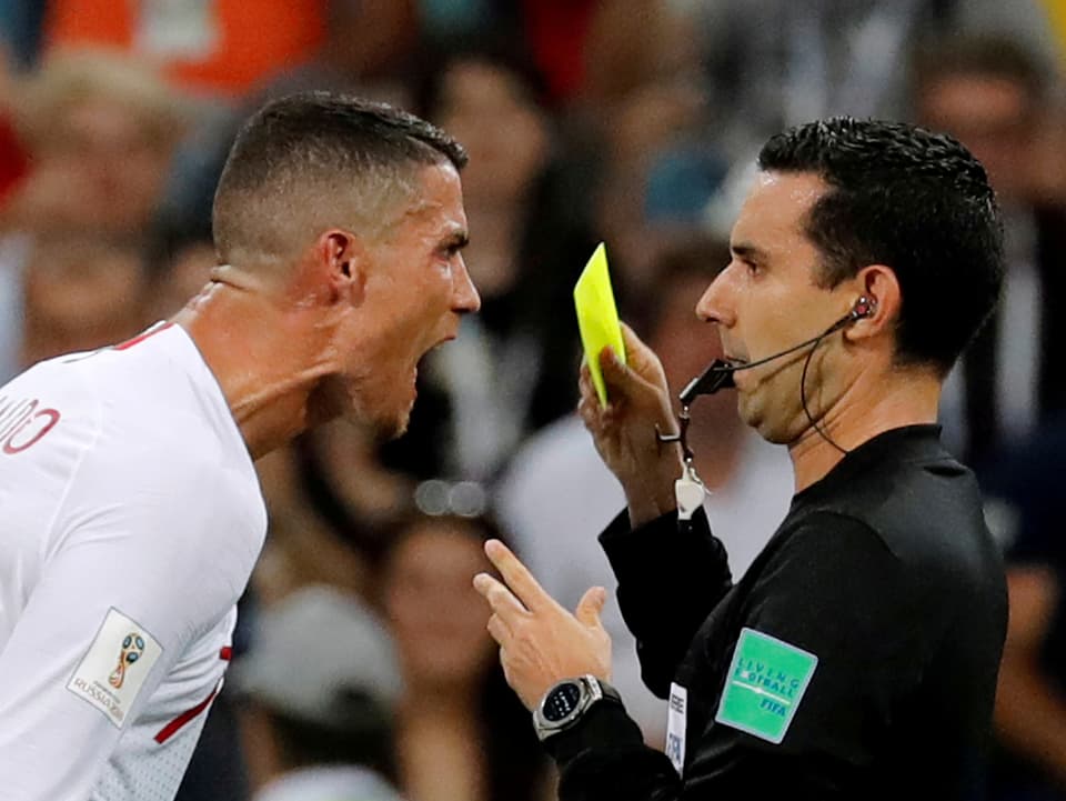 Cristiano Ronaldo schreit Fussballschiedsrichter an.