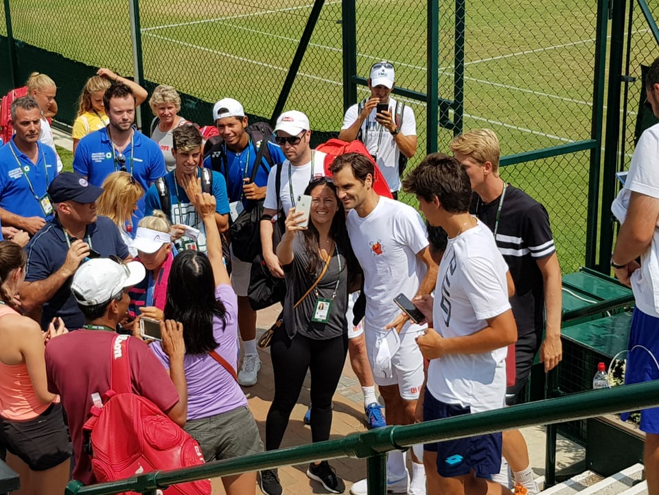 Jeder möchte ein Selfie mit Federer.