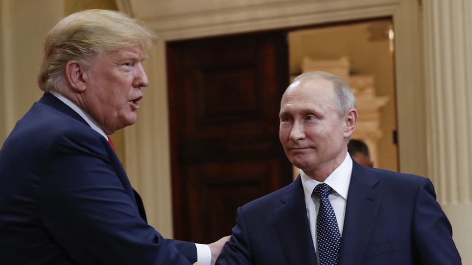 Sie geben sich die Hand. Putin lächelt. Trump fasst Putin freundlich am Oberarm.