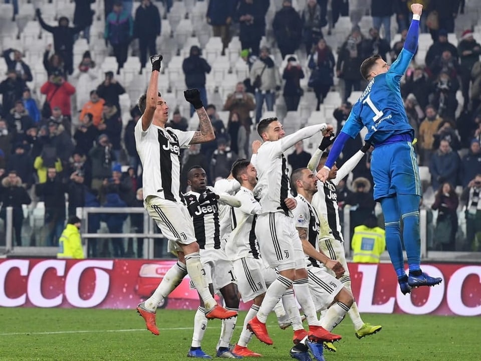 Die Juventus-Spieler jubeln vor ihren Fans.