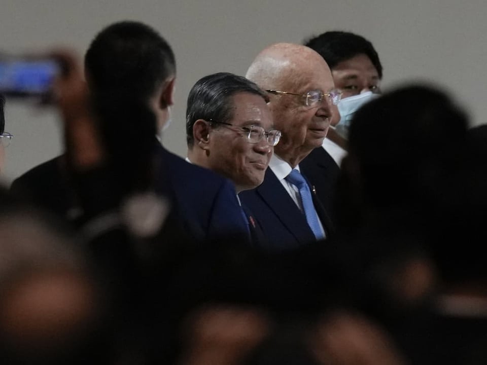 Chinas Premierminister Li Qiang zusammen mit Klaus Schwab