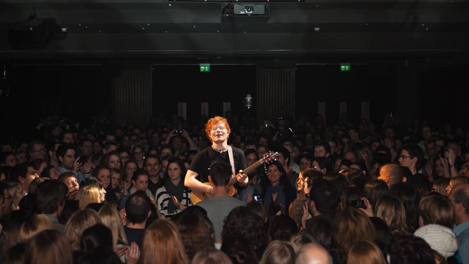 Die Zugabe «Guiding Light» spielte Ed Sheeran inmitten des gebannten Publikums.