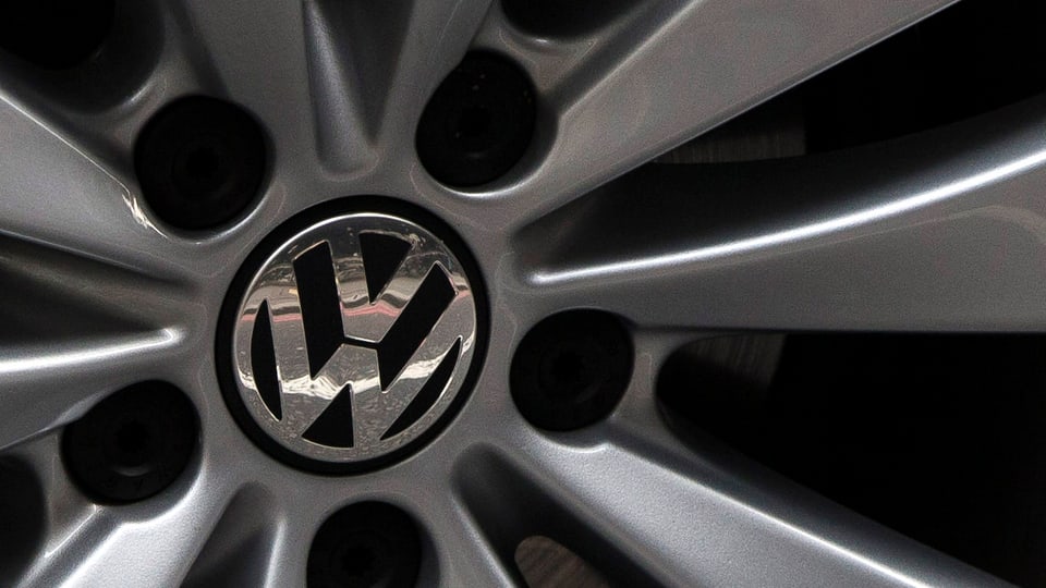 Alufelge eines VW-Autos in Nahaufnahme, im Zentrum das Logo der Automarke