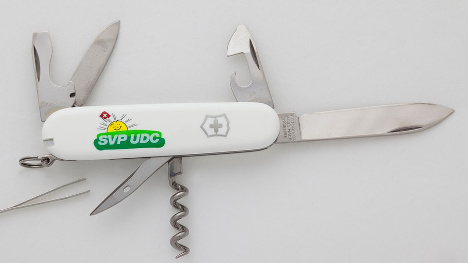 Ein Sackmesser mit dem Logo der SVP 