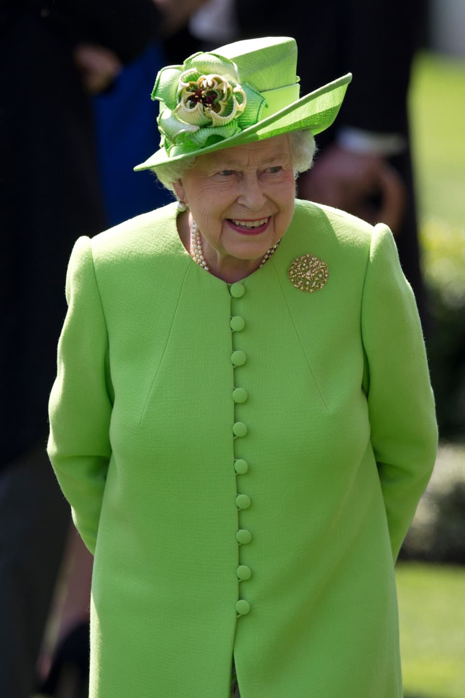 Die Queen in grünem Kleid und Hut.
