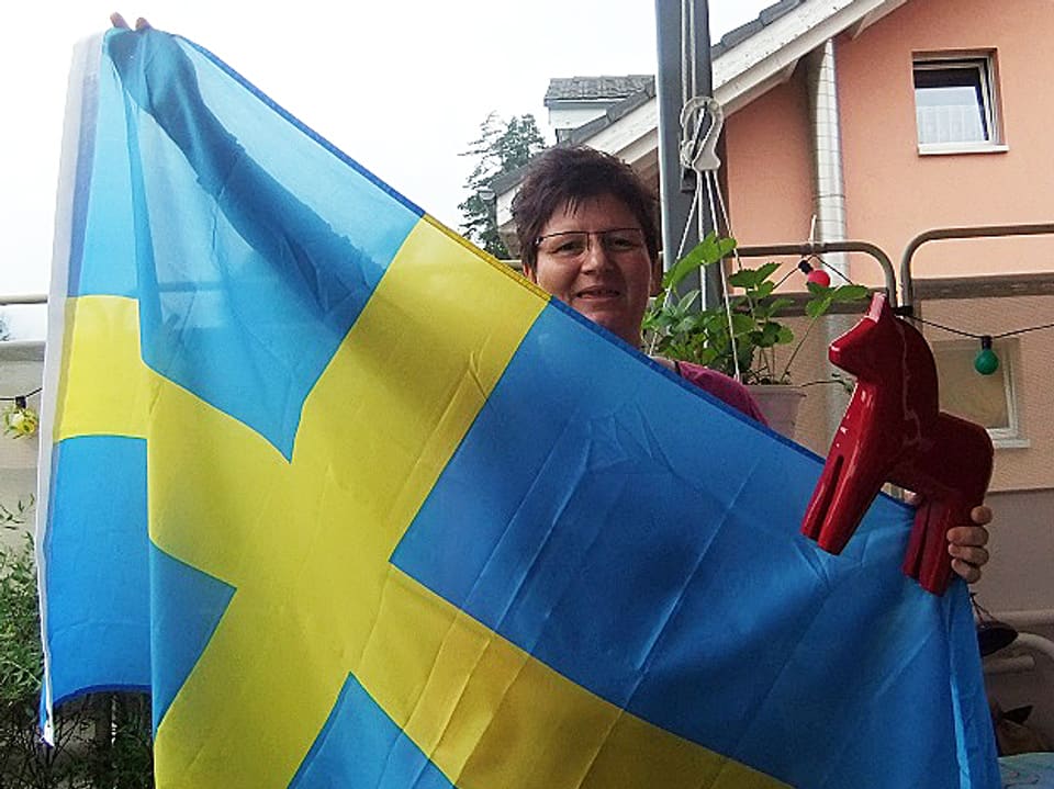 Cornelia Bürgi mit Schweden-Fahne.