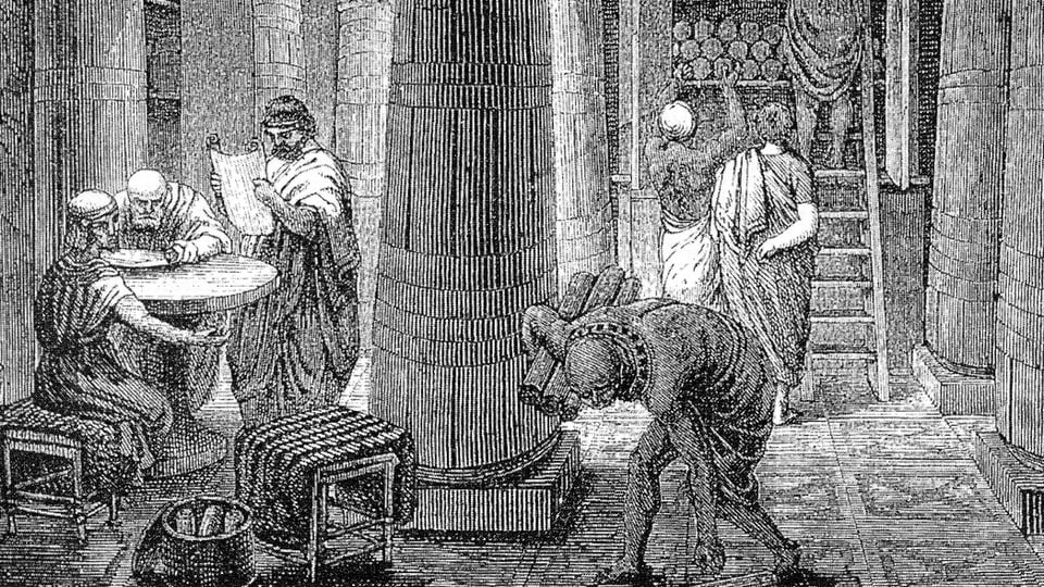 Schwarzweisse Zeichnung: Männer in antiker Kleidung in einem grossen RAum mit grossen Säulen. Im Huntergrund Papyrus-Rollen in einem Regal.
