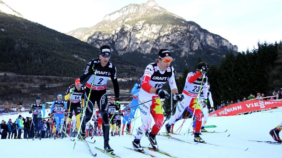 Dario Cologna (links) führt das Feld in Val di Fiemme an.