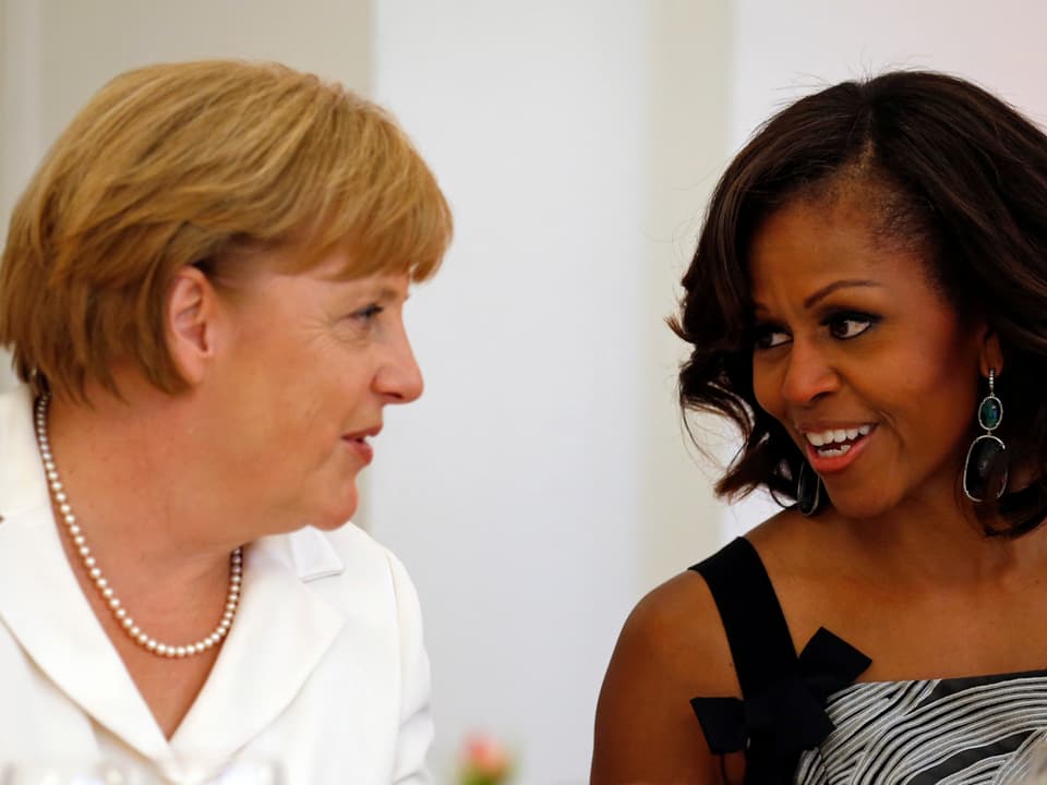 Michelle Obama (rechts) unterhält sich mit Angela Merkel (links)
