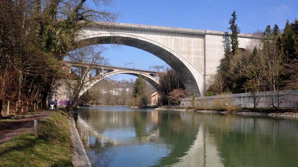 Betonbrücke über Fluss