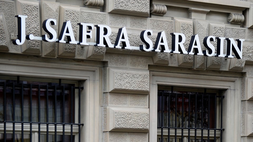 Fassade einer J.-Safra-Sarasin-Bank mit dem Schriftzug in weissen Lettern.