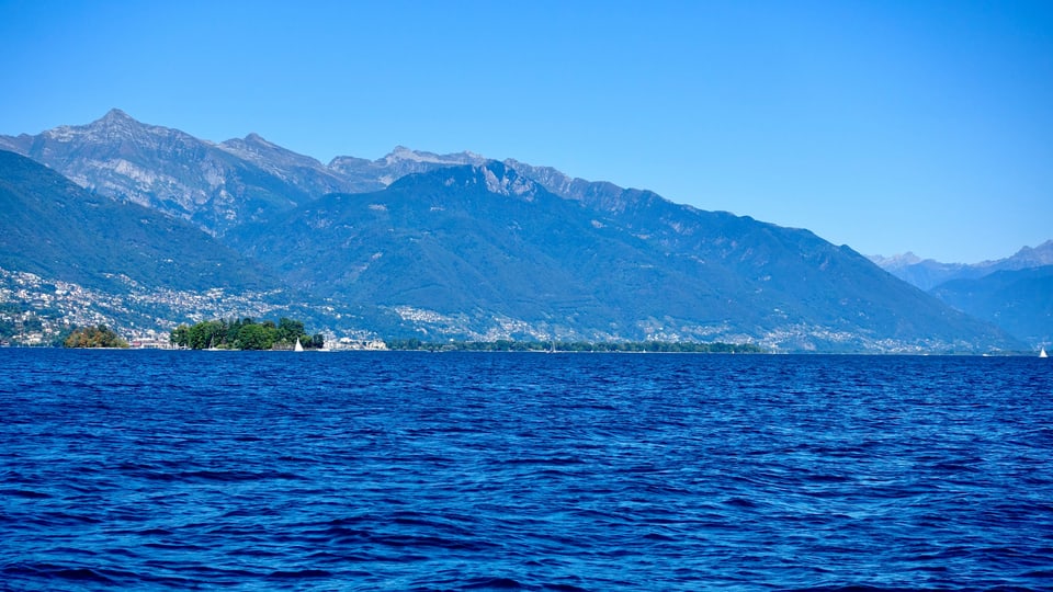 Blick über den Lago Maggiore mit Brissago Inseln.