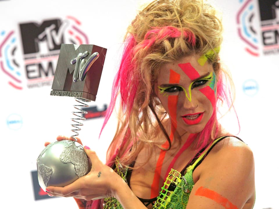 Sängerin Kesha mit viel Farbe im Gesicht.