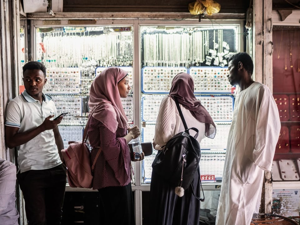 Frauen und Männer beim Shoppen in Khartum