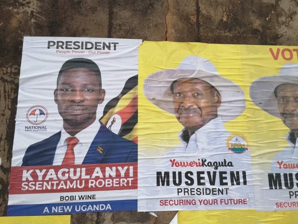 Plakate von Museveni und Bobi Wine
