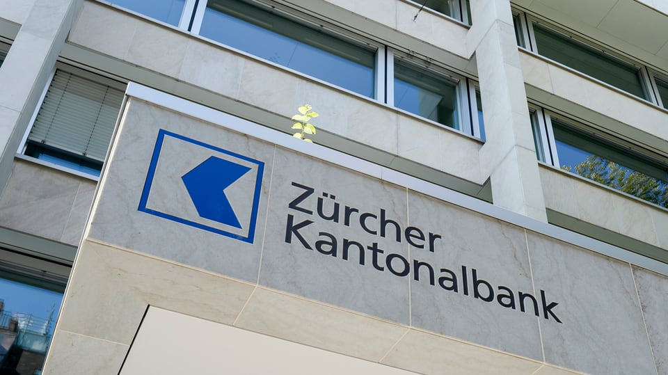Schriftzug Zürcher Kantonalbank am Hauptsitz der Bank in Zürich