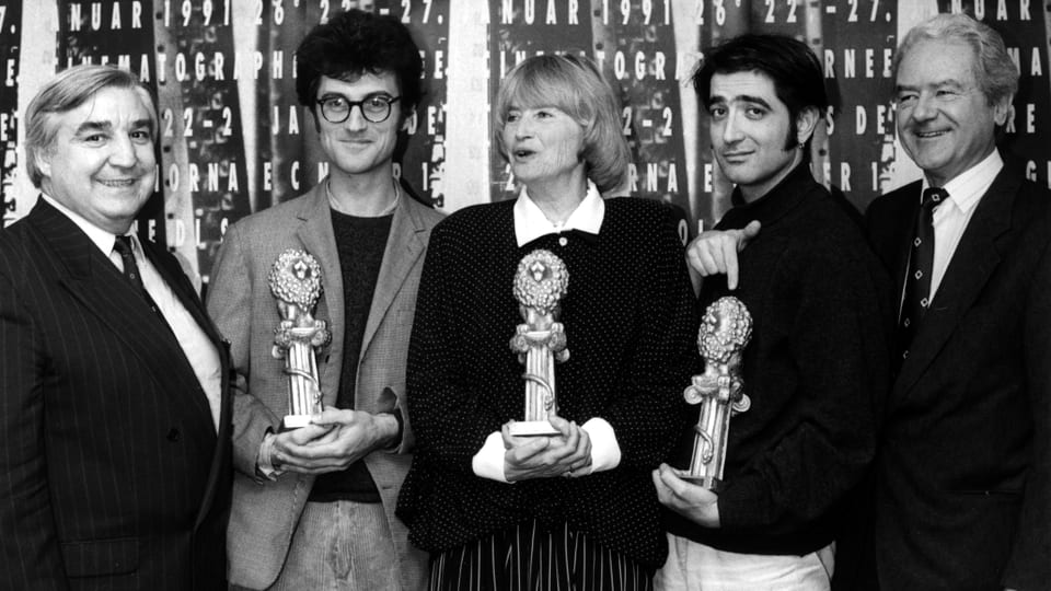 Preisträger mit Trophäe in den Händen an den Filmtagen 1991.